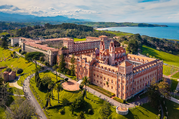 Fotógrafo aéreo con drone inmobiliario en Santander Comillas Cantabria