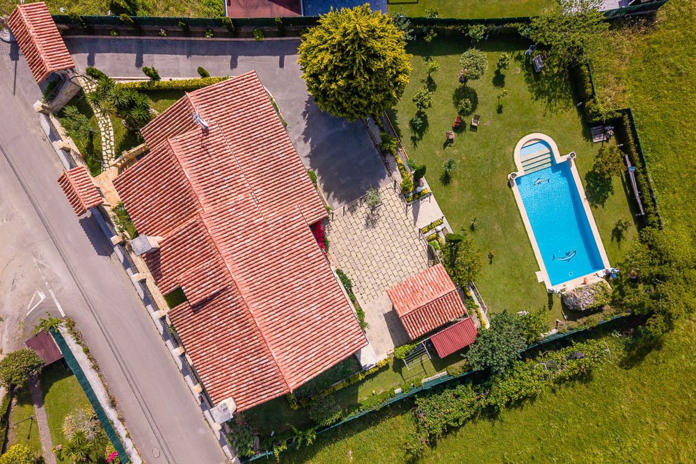 Fotógrafo aéreo con Drone, fotografía inmobiliaria en Isla, Arnuero, Santander, Cantabria